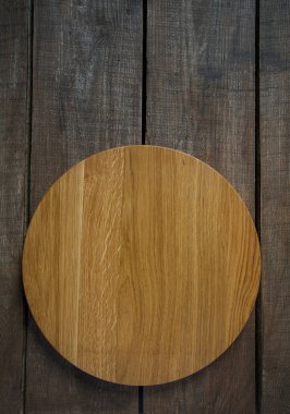 kesme tahtası ahşap yüzey üzerinde yuvarlak