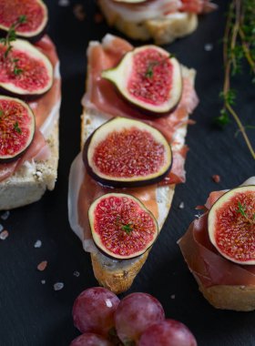 Peynirli, jambonlu ve incirli ekmek.