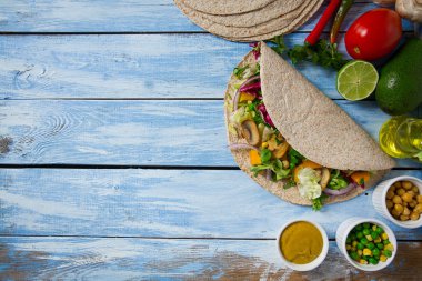 Sebze ambalajı ahşap yüzeyde