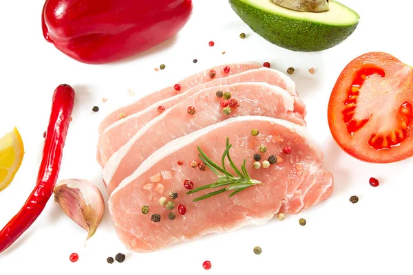 Surowe Mięso Warzywa Plasterkach Izolowane Białym — Zdjęcie stockowe