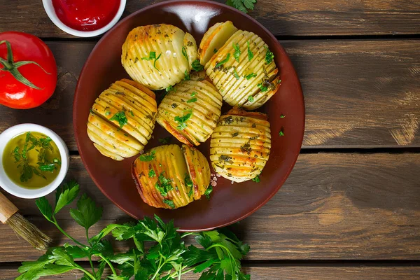 Hasselback Ziemniaki Powierzchni Drewnianych — Zdjęcie stockowe