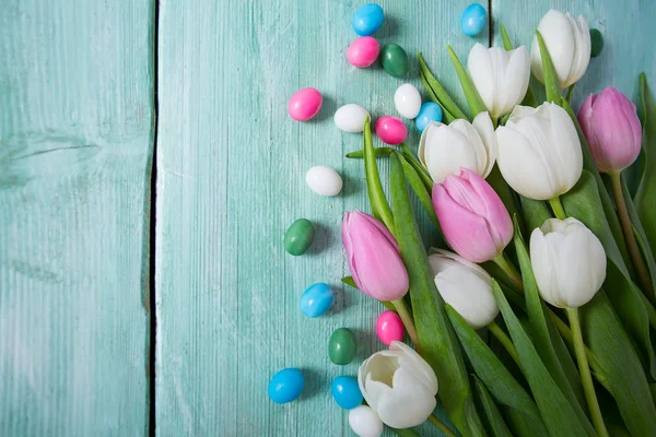 Tulpen Pasen Snoepjes Houten Oppervlak — Stockfoto