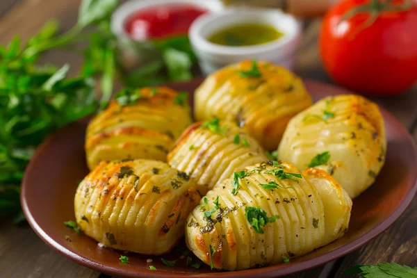 Картофель Hasselback Деревянной Поверхности — стоковое фото