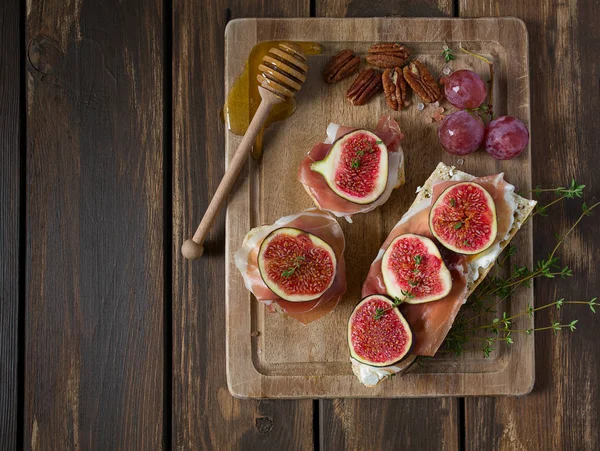 Peynirli, jambonlu ve incirli ekmek.
