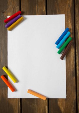 Boya kalemi bir kağıt üzerinde yalan