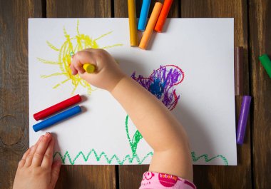 ahşap masa üzerinde çizim çocuk