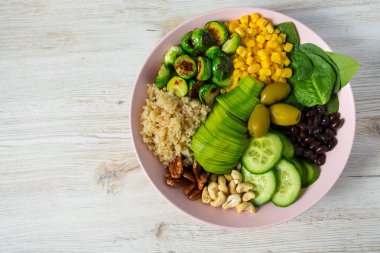 Budha kase brussel lahana, Mısır, quinoa, salatalık, kuruyemiş, avokado ve ıspanak