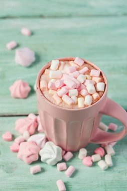 sıcak çikolata şekerleme turkuaz yüzeyi ile