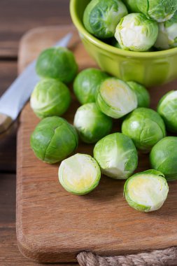 Ahşap yüzeyde lahana filizleri