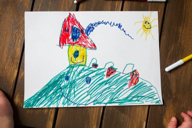 ahşap masa üzerinde çizim çocuk