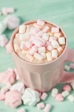 sıcak çikolata şekerleme turkuaz yüzeyi ile