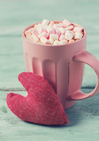 Varm Choklad Med Marshmallows Och Ett Hjärta — Stockfoto