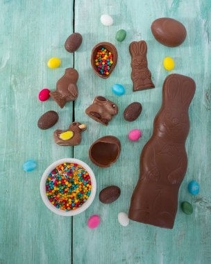 Çikolata yumurta ve hayvanlar ahşap yüzey üzerinde Paskalya kompozisyonu