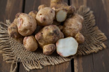 elması ahşap yüzey üzerinde