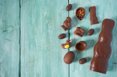 Çikolata yumurta ve hayvanlar ahşap yüzey üzerinde Paskalya kompozisyonu