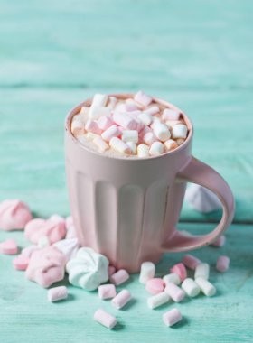 sıcak çikolata şekerleme turkuaz yüzeyi ile