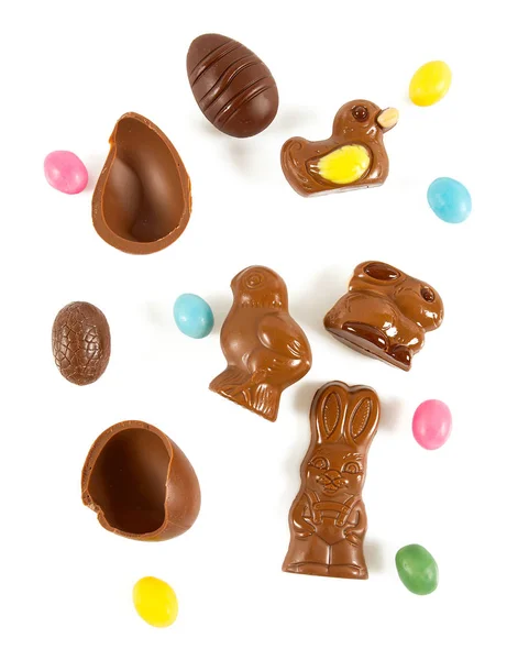 Osterkomposition Mit Schokoladeneiern Und Tieren Auf Weißem Papier — Stockfoto