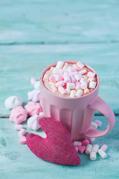 ホット チョコレート マシュマロと心 — ストック写真