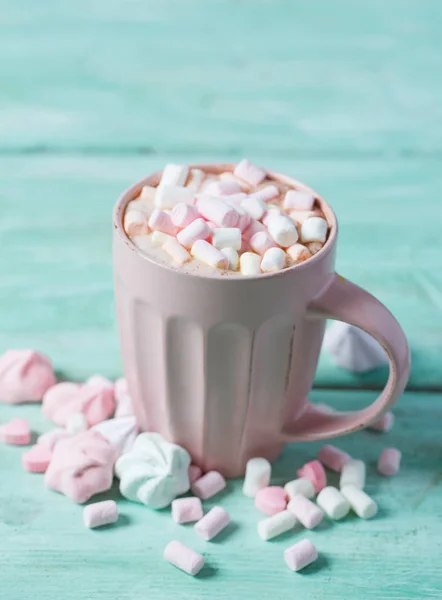 Warme Chocolademelk Met Marshmallows Turquoise Oppervlak — Stockfoto