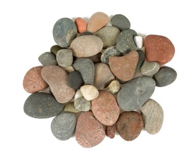 deniz çakıl taşları üzerinde beyaz izole