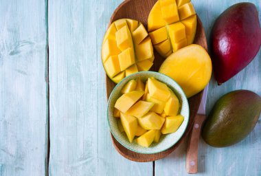 Mango meyve ahşap yüzey üzerinde
