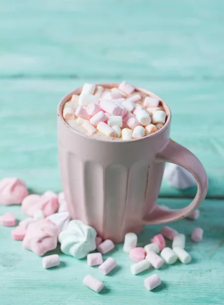 Chocolate Quente Com Marshmallows Superfície Turquesa — Fotografia de Stock