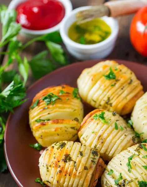 Hasselback Ziemniaki Powierzchni Drewnianych — Zdjęcie stockowe