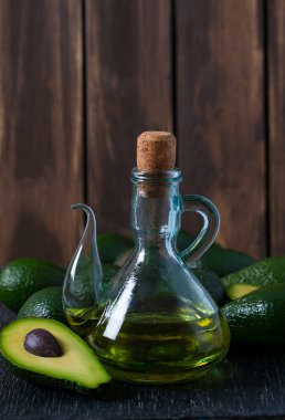 ahşap yüzey üzerinde avokado yağı
