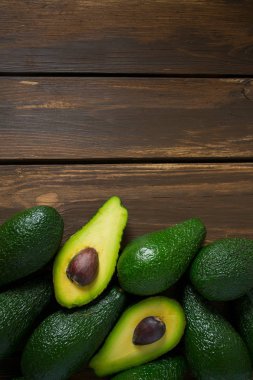 Koyu ahşap yüzeyde avokado