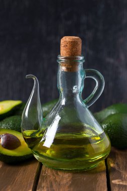 ahşap yüzey üzerinde avokado yağı