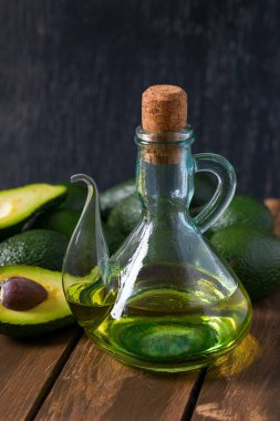 ahşap yüzey üzerinde avokado yağı