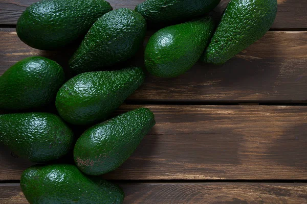 Avocado Auf Dunkler Holzoberfläche — Stockfoto