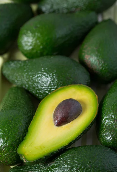 Avocado Auf Dunkler Holzoberfläche — Stockfoto