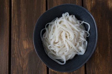 Siyah bir kasede Pirinç Noodle