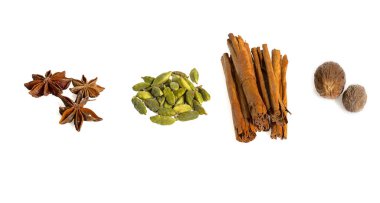 Beyaz arkaplanda izole edilmiş baharatlar