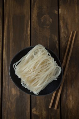 pişmemiş pirinç noodle, görünümü kapatın