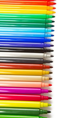 Renkli keçeli kalem kümesi,