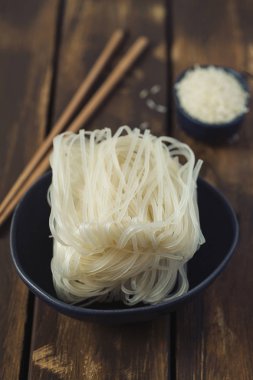 pişmemiş pirinç noodle, görünümü kapatın