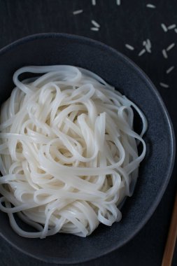 Siyah bir kasede Pirinç Noodle