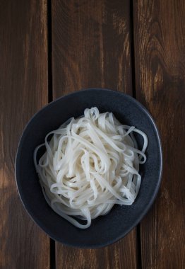 Siyah bir kasede Pirinç Noodle