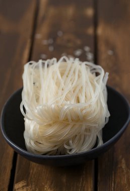 pişmemiş pirinç noodle, görünümü kapatın