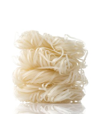 çiğ pirinç noodle üzerinde beyaz izole