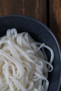 Siyah bir kasede Pirinç Noodle