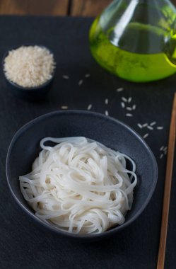 Siyah bir kasede Pirinç Noodle