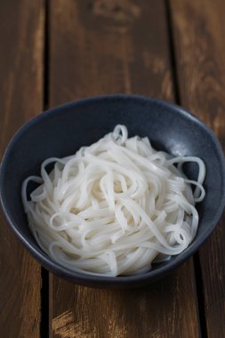 Siyah bir kasede Pirinç Noodle