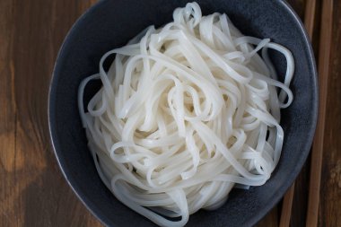 Siyah bir kasede Pirinç Noodle
