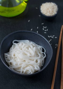 Siyah bir kasede Pirinç Noodle