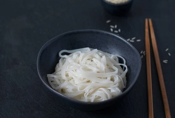 Siyah Bir Kasede Pirinç Noodle — Stok fotoğraf