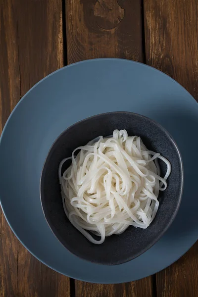 Macarrão Arroz Uma Tigela Preta — Fotografia de Stock