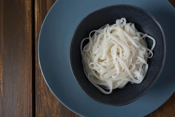 Macarrão Arroz Uma Tigela Preta — Fotografia de Stock